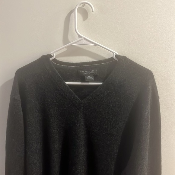 Grey V-Neck Bloomingdale’s Cashmere Sweater - Picture 2 of 5